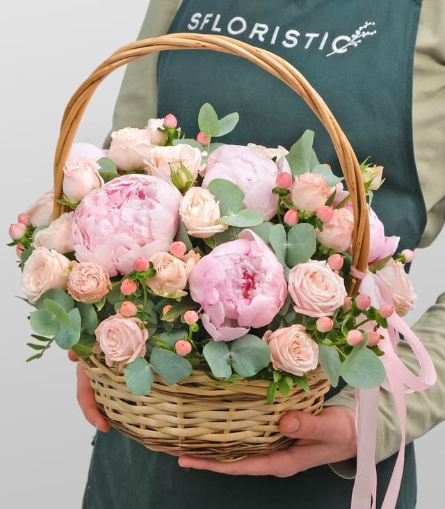 Композиция из Пионов и Кустовой Розы в корзине «Розовое счастье» Композиция из Пионов и Кустовой Розы в корзине «Розовое счастье»