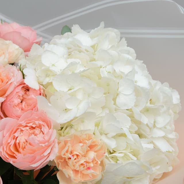 Букет из Гортензии, Кустовой Розы и Гвоздики «Розовый Амур» Букет из Гортензии, Кустовой Розы и Гвоздики «Розовый Амур»