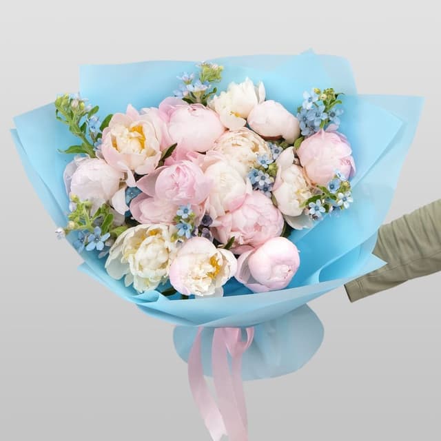 Букет из Пионов и Оксипеталума «Красивая Любовь» Букет из Пионов и Оксипеталума «Красивая Любовь»