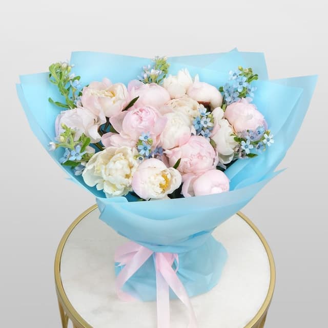 Букет из Пионов и Оксипеталума «Красивая Любовь» Букет из Пионов и Оксипеталума «Красивая Любовь»