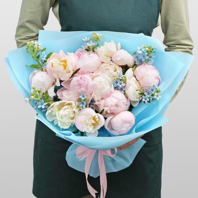 Букет из Пионов и Оксипеталума «Красивая Любовь» Букет из Пионов и Оксипеталума «Красивая Любовь»