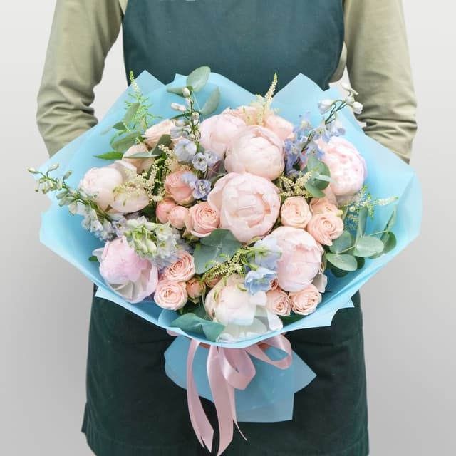 Букет из Пионов, Кустовой Розы, Дельфиниума и Астильбы «Восхитительной» Букет из Пионов, Кустовой Розы, Дельфиниума и Астильбы «Восхитительной»