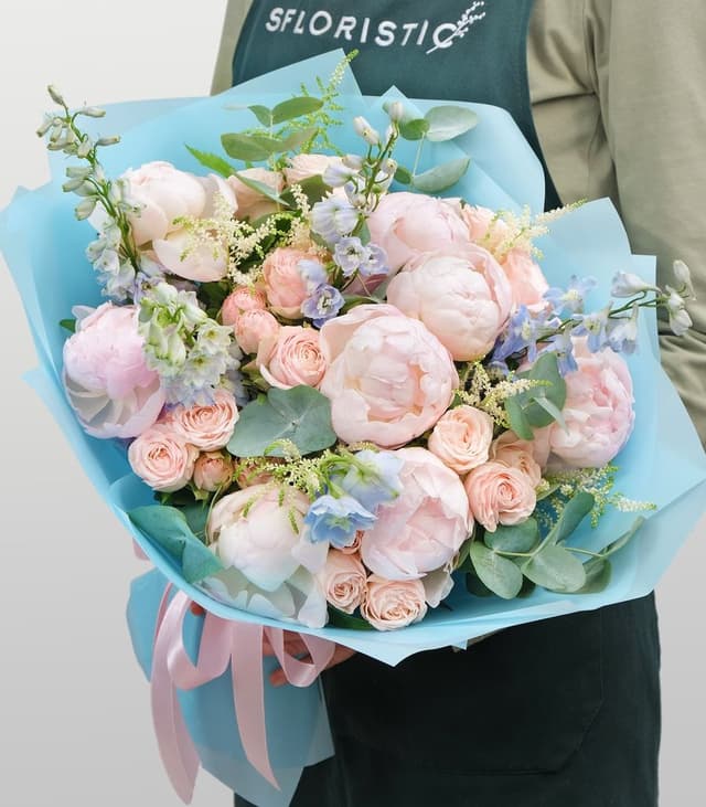 Букет из Пионов, Кустовой Розы, Дельфиниума и Астильбы «Восхитительной» Букет из Пионов, Кустовой Розы, Дельфиниума и Астильбы «Восхитительной»