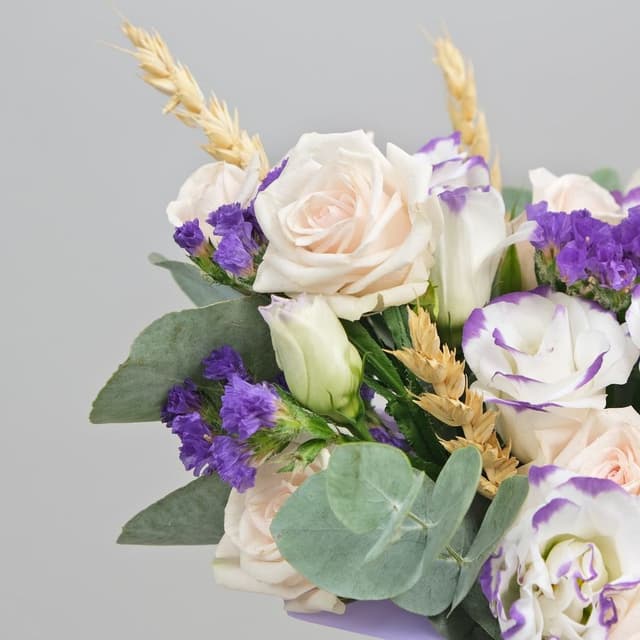 Композиция из Кустовых Роз и Лизиантуса в шляпной коробке «Эйфория» Композиция из Кустовых Роз и Лизиантуса в шляпной коробке «Эйфория»