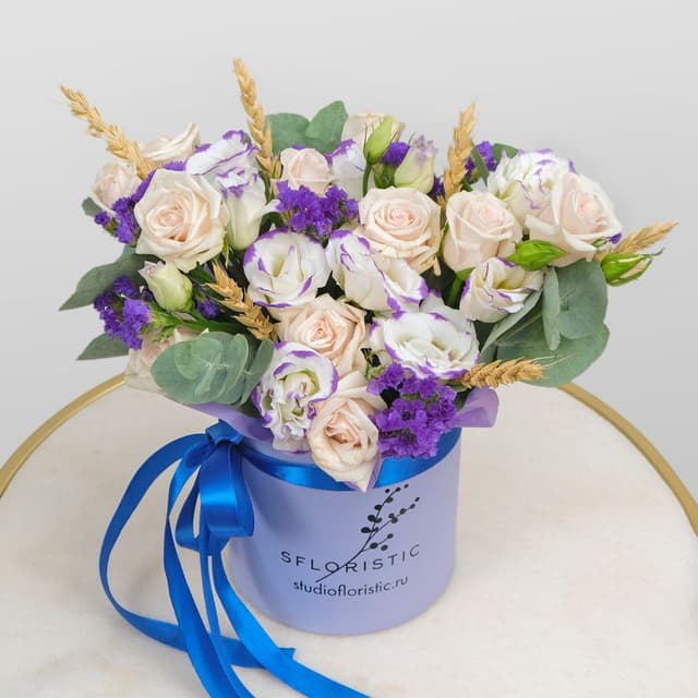 Композиция из Кустовых Роз и Лизиантуса в шляпной коробке «Эйфория» Композиция из Кустовых Роз и Лизиантуса в шляпной коробке «Эйфория»