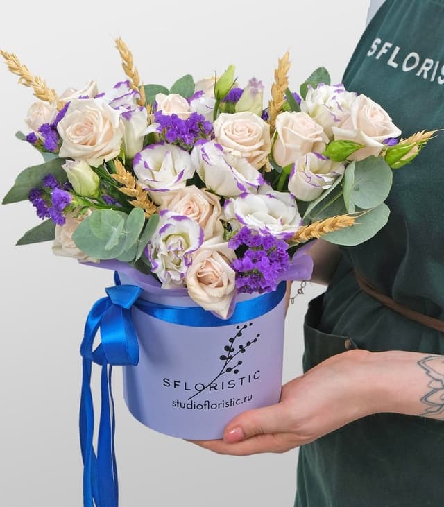 Композиция из Кустовых Роз и Лизиантуса в шляпной коробке «Эйфория» Композиция из Кустовых Роз и Лизиантуса в шляпной коробке «Эйфория»