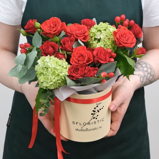 Композиция из Роз, Гиперикума и Вибурнума в шляпной коробке «Мечта» Композиция из Роз, Гиперикума и Вибурнума в шляпной коробке «Мечта»