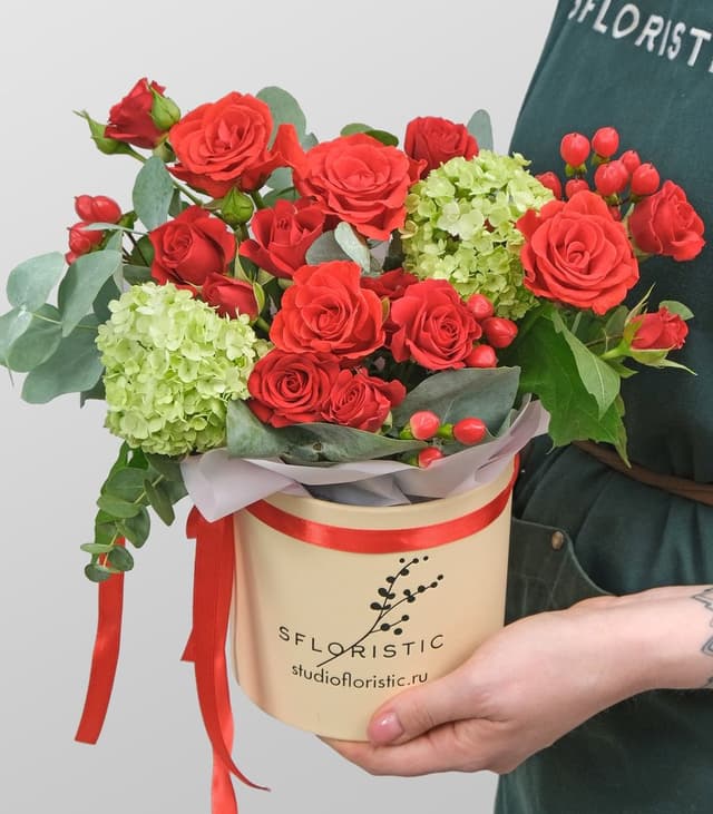 Композиция из Роз, Гиперикума и Вибурнума в шляпной коробке «Мечта» Композиция из Роз, Гиперикума и Вибурнума в шляпной коробке «Мечта»