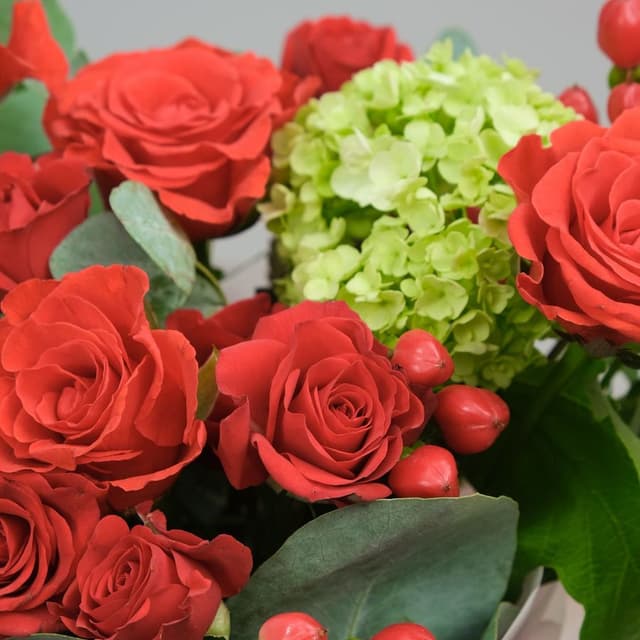 Композиция из Роз, Гиперикума и Вибурнума в шляпной коробке «Мечта» Композиция из Роз, Гиперикума и Вибурнума в шляпной коробке «Мечта»