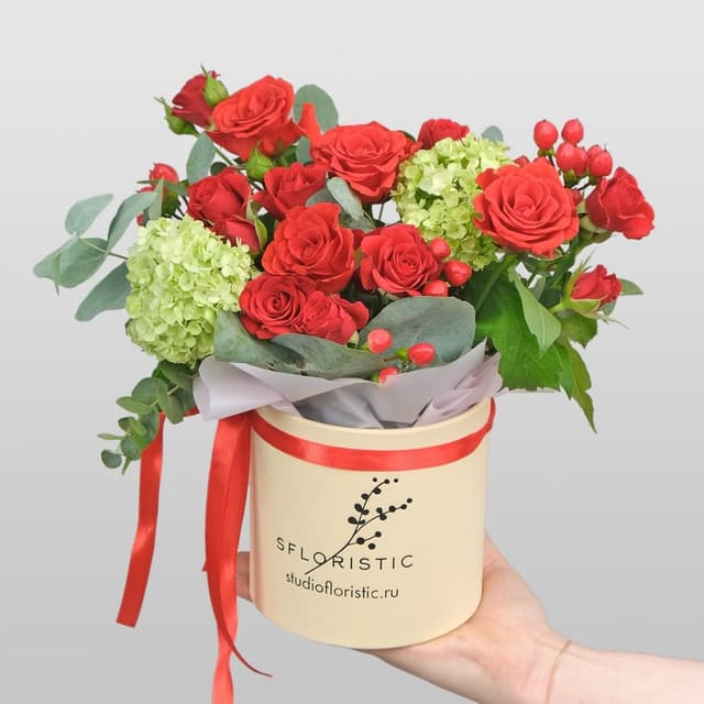 Композиция из Роз, Гиперикума и Вибурнума в шляпной коробке «Мечта» Композиция из Роз, Гиперикума и Вибурнума в шляпной коробке «Мечта»