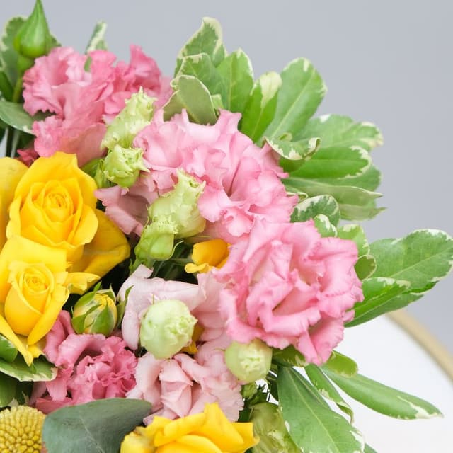 Композиция из Кустовых Роз и Эустомы в шляпной коробке «Удивительный» Композиция из Кустовых Роз и Эустомы в шляпной коробке «Удивительный»