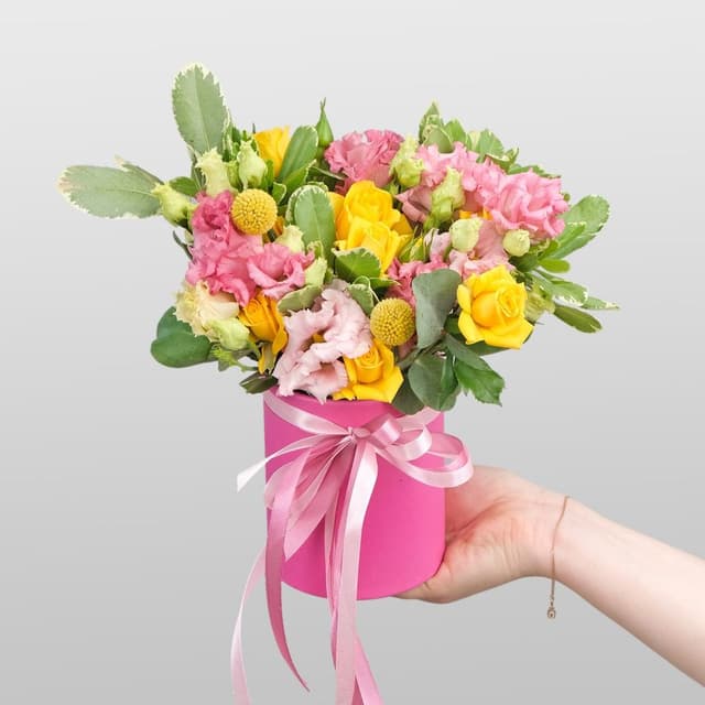 Композиция из Кустовых Роз и Эустомы в шляпной коробке «Удивительный» Композиция из Кустовых Роз и Эустомы в шляпной коробке «Удивительный»