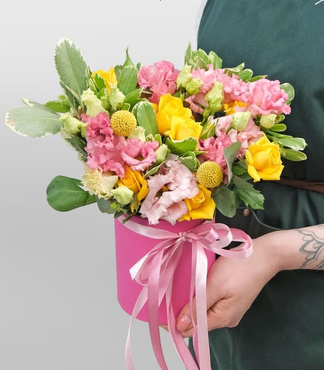 Композиция из Кустовых Роз и Эустомы в шляпной коробке «Удивительный» Композиция из Кустовых Роз и Эустомы в шляпной коробке «Удивительный»