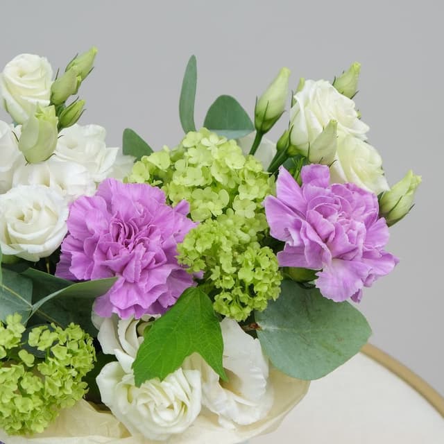 Композиция из Гвоздики, Вибурнума и Эустомы в шляпной коробке «Соната Любви» Композиция из Гвоздики, Вибурнума и Эустомы в шляпной коробке «Соната Любви»