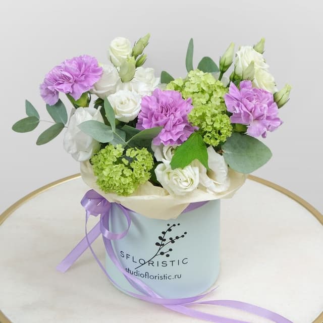 Композиция из Гвоздики, Вибурнума и Эустомы в шляпной коробке «Соната Любви» Композиция из Гвоздики, Вибурнума и Эустомы в шляпной коробке «Соната Любви»