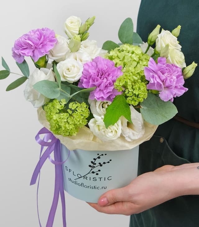 Композиция из Гвоздики, Вибурнума и Эустомы в шляпной коробке «Соната Любви» Композиция из Гвоздики, Вибурнума и Эустомы в шляпной коробке «Соната Любви»