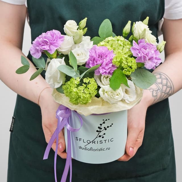 Композиция из Гвоздики, Вибурнума и Эустомы в шляпной коробке «Соната Любви» Композиция из Гвоздики, Вибурнума и Эустомы в шляпной коробке «Соната Любви»