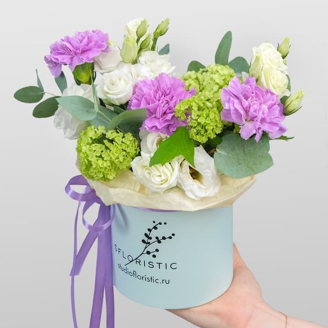 Композиция из Гвоздики, Вибурнума и Эустомы в шляпной коробке «Соната Любви» Композиция из Гвоздики, Вибурнума и Эустомы в шляпной коробке «Соната Любви»