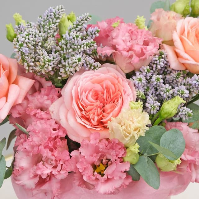 Композиция из Эустомы, Пионовидной Розы и Вероники в шляпной коробке «Розовая Прелесть» Композиция из Эустомы, Пионовидной Розы и Вероники в шляпной коробке «Розовая Прелесть»