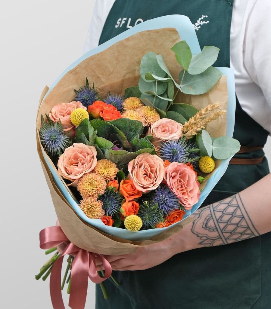 Букет из Роз, Хризантемы и Эрингиума «Моя Колючка»