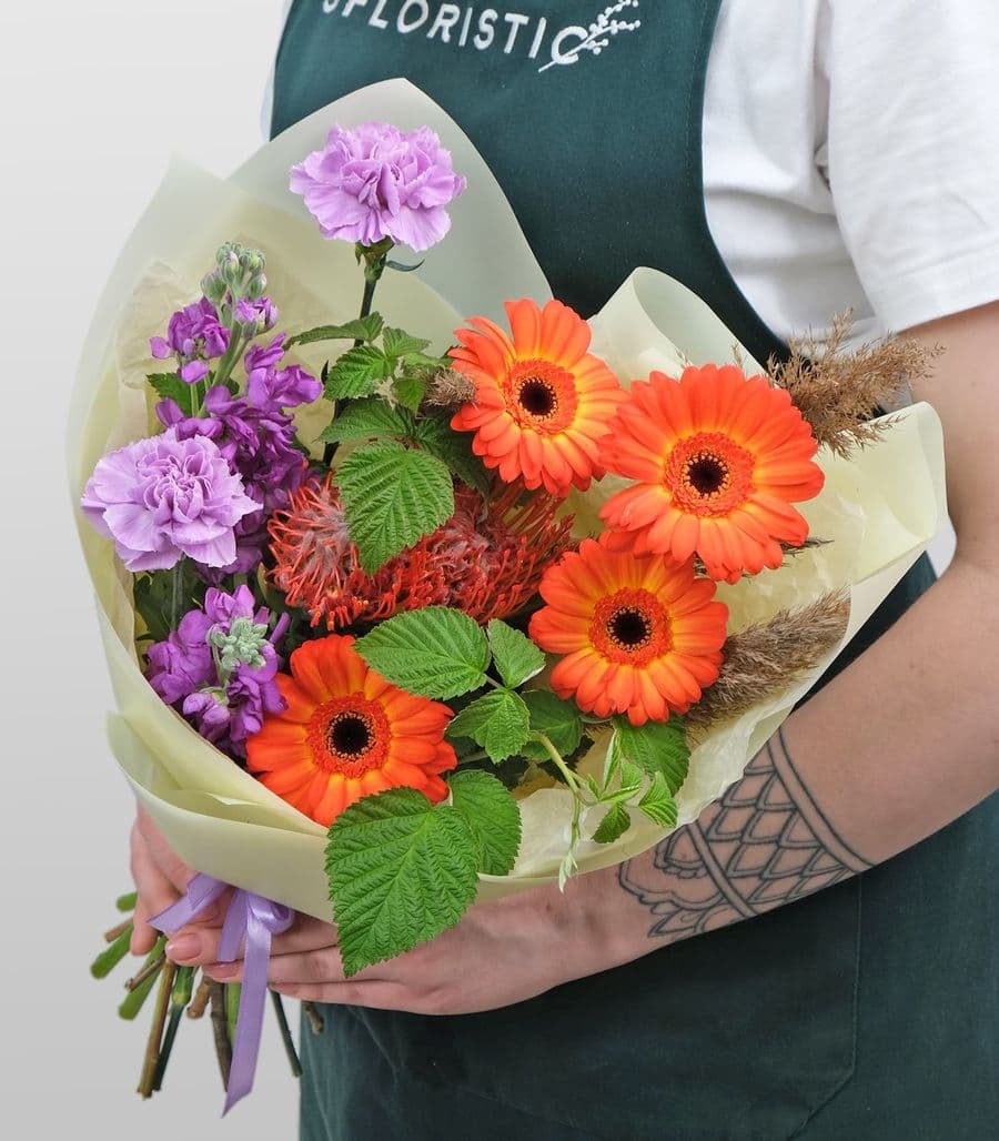 Букет из Гвоздики, Маттиолы и Гермини «Солнечный Презент»