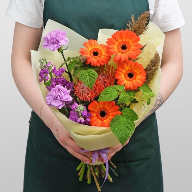 Букет из Гвоздики, Маттиолы и Гермини «Солнечный Презент» Букет из Гвоздики, Маттиолы и Гермини «Солнечный Презент»