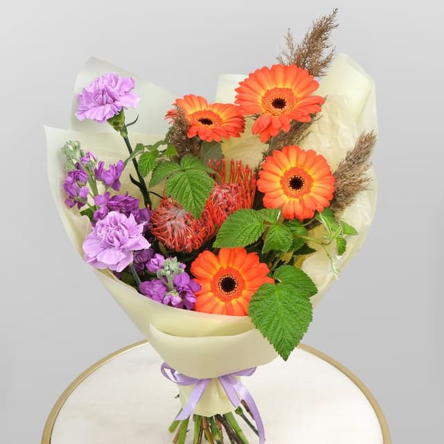 Букет из Гвоздики, Маттиолы и Гермини «Солнечный Презент» Букет из Гвоздики, Маттиолы и Гермини «Солнечный Презент»