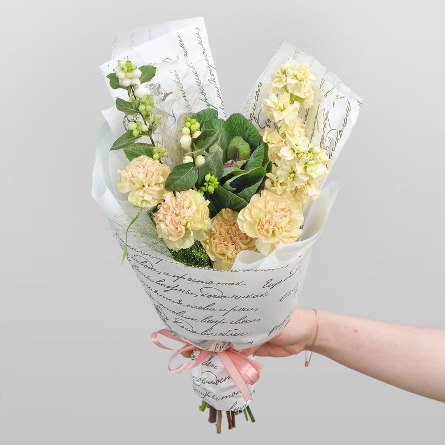 Букет из Маттиолы, Гвоздики и Брассики «Экзотика»