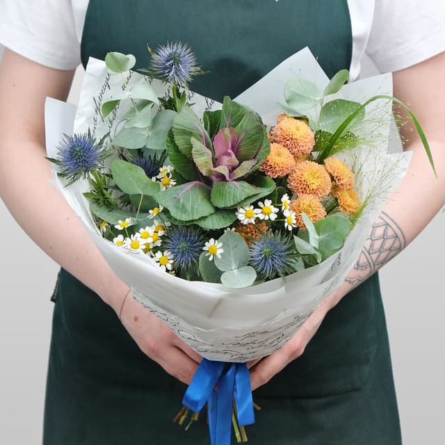 Букет из Эрингиума, Ромашки и Хризантемы «Любимая Колючка» Букет из Эрингиума, Ромашки и Хризантемы «Любимая Колючка»