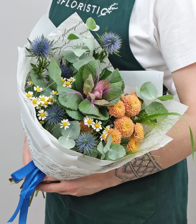 Букет из Эрингиума, Ромашки и Хризантемы «Любимая Колючка» Букет из Эрингиума, Ромашки и Хризантемы «Любимая Колючка»