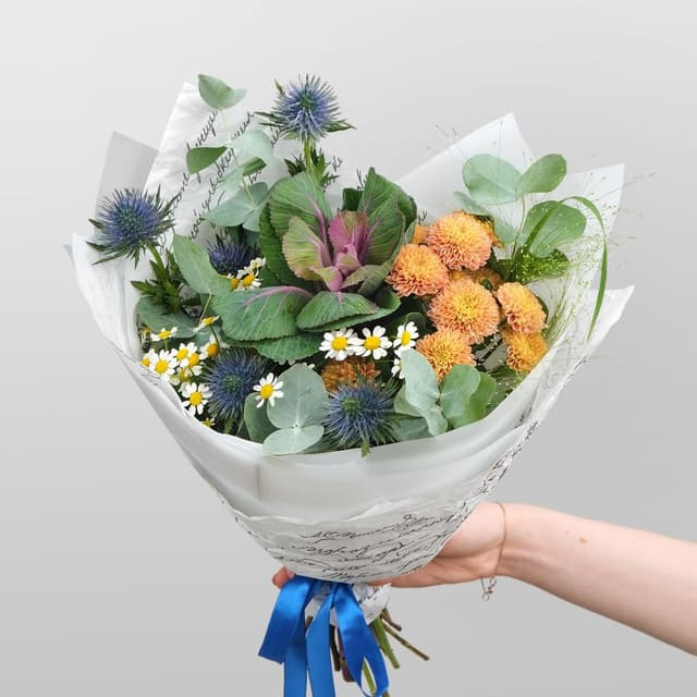Букет из Эрингиума, Ромашки и Хризантемы «Любимая Колючка» Букет из Эрингиума, Ромашки и Хризантемы «Любимая Колючка»