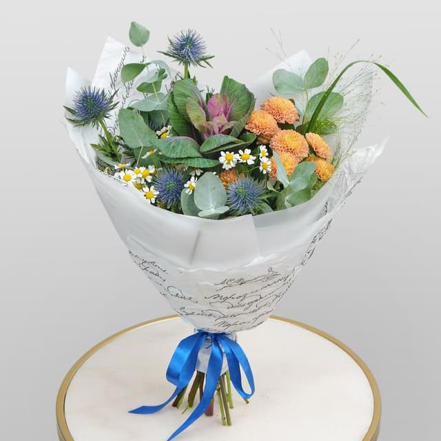 Букет из Эрингиума, Ромашки и Хризантемы «Любимая Колючка» Букет из Эрингиума, Ромашки и Хризантемы «Любимая Колючка»