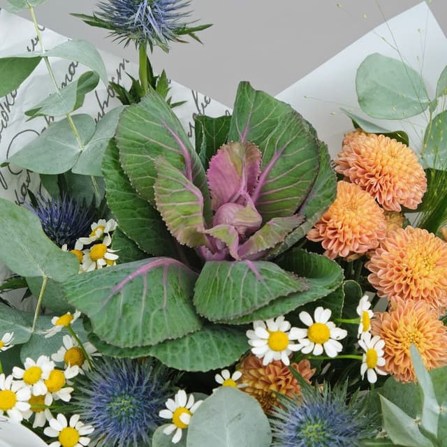 Букет из Эрингиума, Ромашки и Хризантемы «Любимая Колючка» Букет из Эрингиума, Ромашки и Хризантемы «Любимая Колючка»