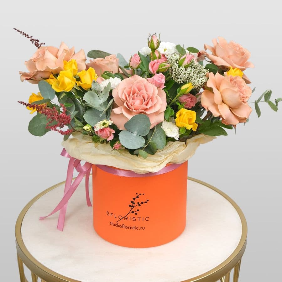 Композиция из Роз, Вероники и Астильбы в шляпной коробке «Латте»