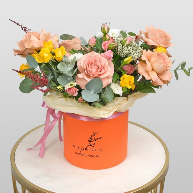 Композиция из Роз, Вероники и Астильбы в шляпной коробке «Латте» Композиция из Роз, Вероники и Астильбы в шляпной коробке «Латте»