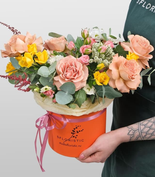 Композиция из Роз, Вероники и Астильбы в шляпной коробке «Латте» Композиция из Роз, Вероники и Астильбы в шляпной коробке «Латте»