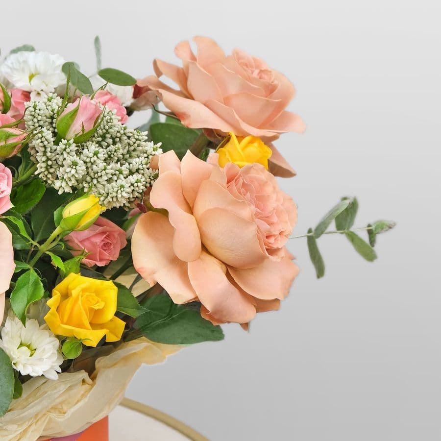 Композиция из Роз, Вероники и Астильбы в шляпной коробке «Латте»