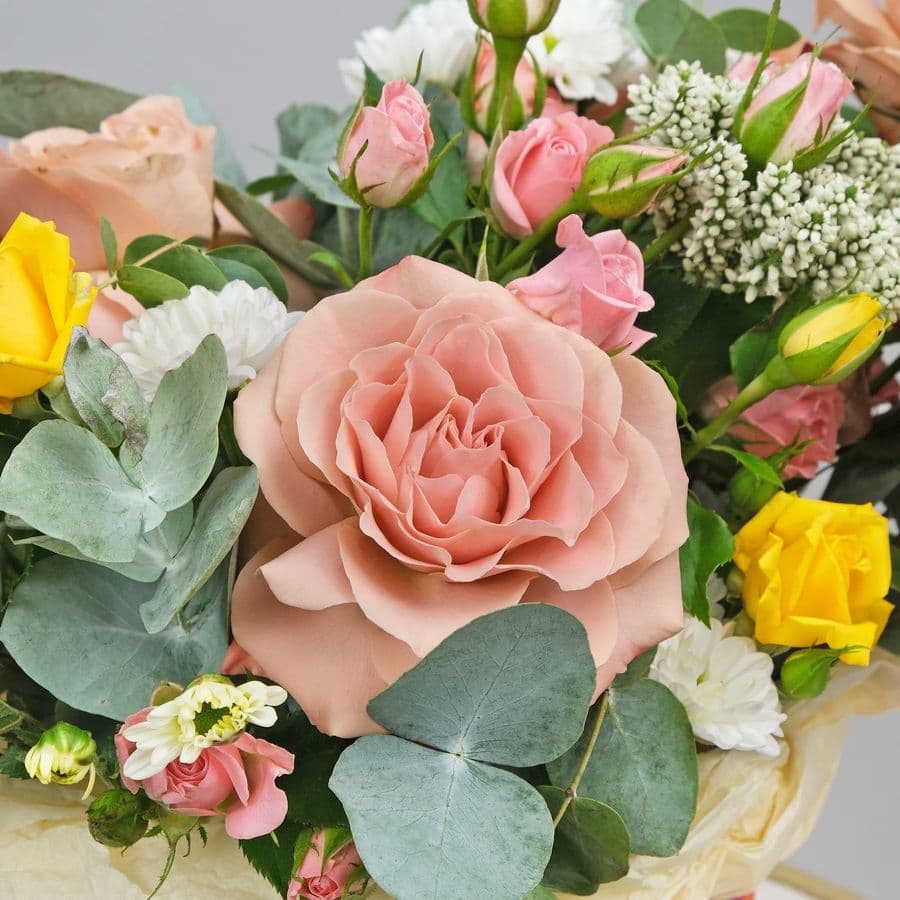 Композиция из Роз, Вероники и Астильбы в шляпной коробке «Латте»