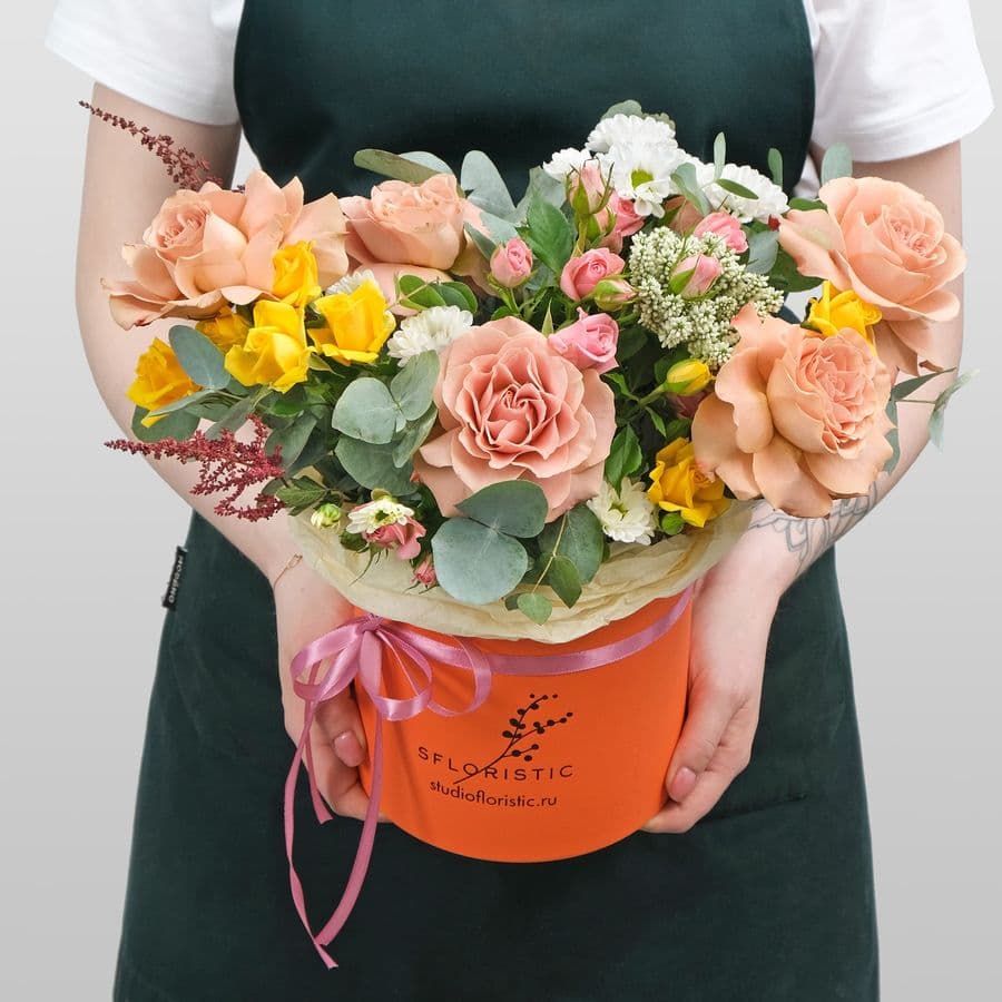 Композиция из Роз, Вероники и Астильбы в шляпной коробке «Латте»