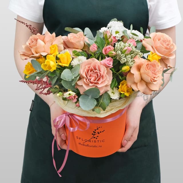 Композиция из Роз, Вероники и Астильбы в шляпной коробке «Латте» Композиция из Роз, Вероники и Астильбы в шляпной коробке «Латте»