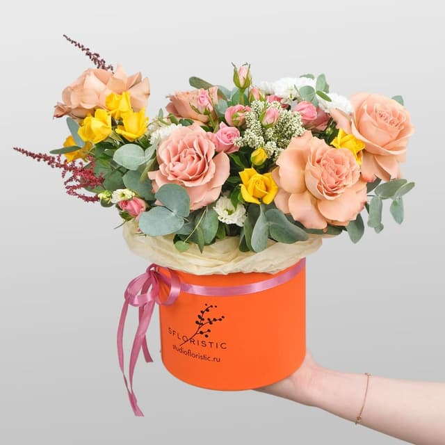 Композиция из Роз, Вероники и Астильбы в шляпной коробке «Латте» Композиция из Роз, Вероники и Астильбы в шляпной коробке «Латте»