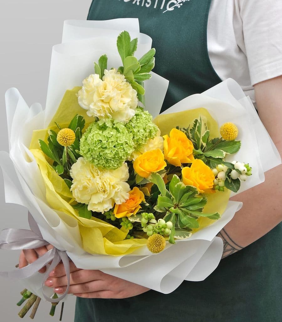 Букет из Гвоздики, Кустовой Розы и Вибурнума «Божественный Рай»