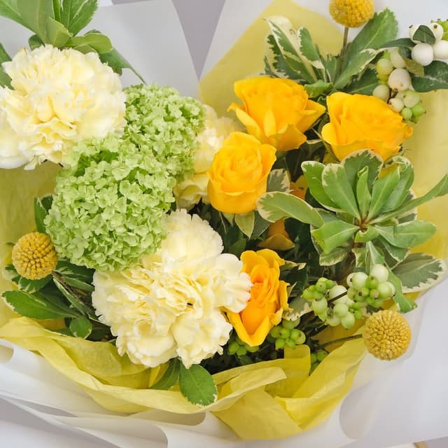 Букет из Гвоздики, Кустовой Розы и Вибурнума «Божественный Рай» Букет из Гвоздики, Кустовой Розы и Вибурнума «Божественный Рай»