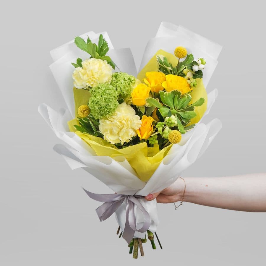 Букет из Гвоздики, Кустовой Розы и Вибурнума «Божественный Рай»