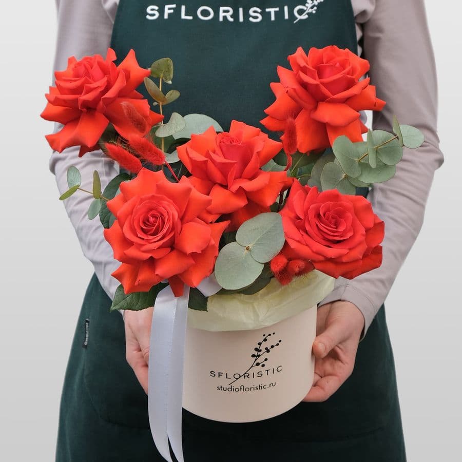 Композиция из Роз в шляпной коробке «Нина»