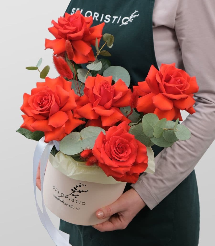 Композиция из Роз в шляпной коробке «Нина»