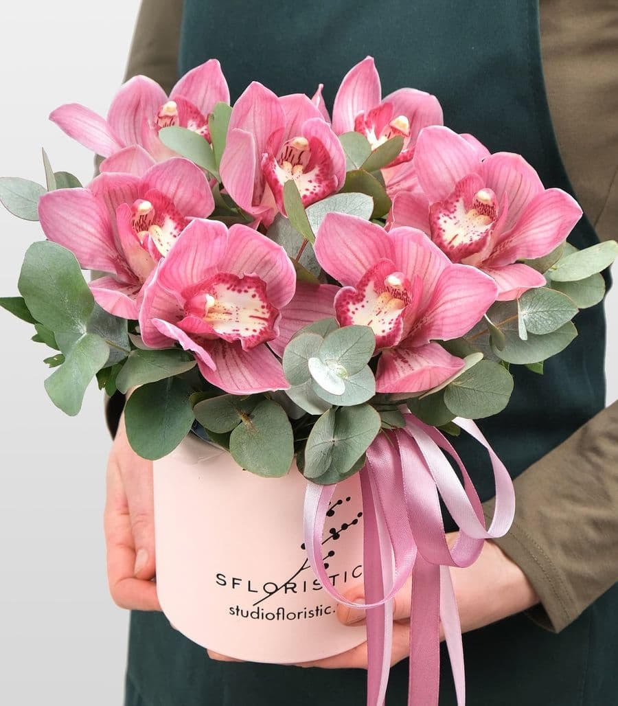 Композиция Розовых Орхидей в шляпной коробке «Дюймовочка»