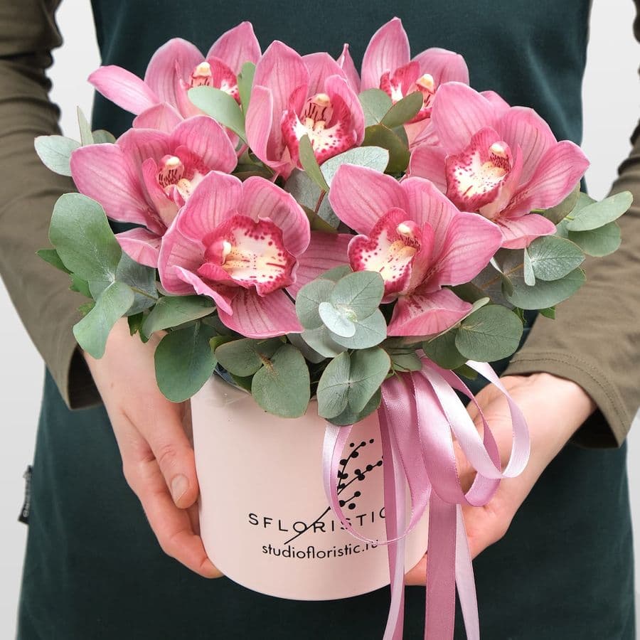 Композиция Розовых Орхидей в шляпной коробке «Дюймовочка»