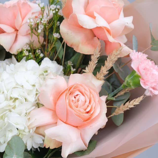 Букет из Гортензии, Роз и Гвоздики «Кремовый восторг» Букет из Гортензии, Роз и Гвоздики «Кремовый восторг»