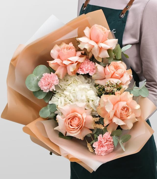 Букет из Гортензии, Роз и Гвоздики «Кремовый восторг» Букет из Гортензии, Роз и Гвоздики «Кремовый восторг»